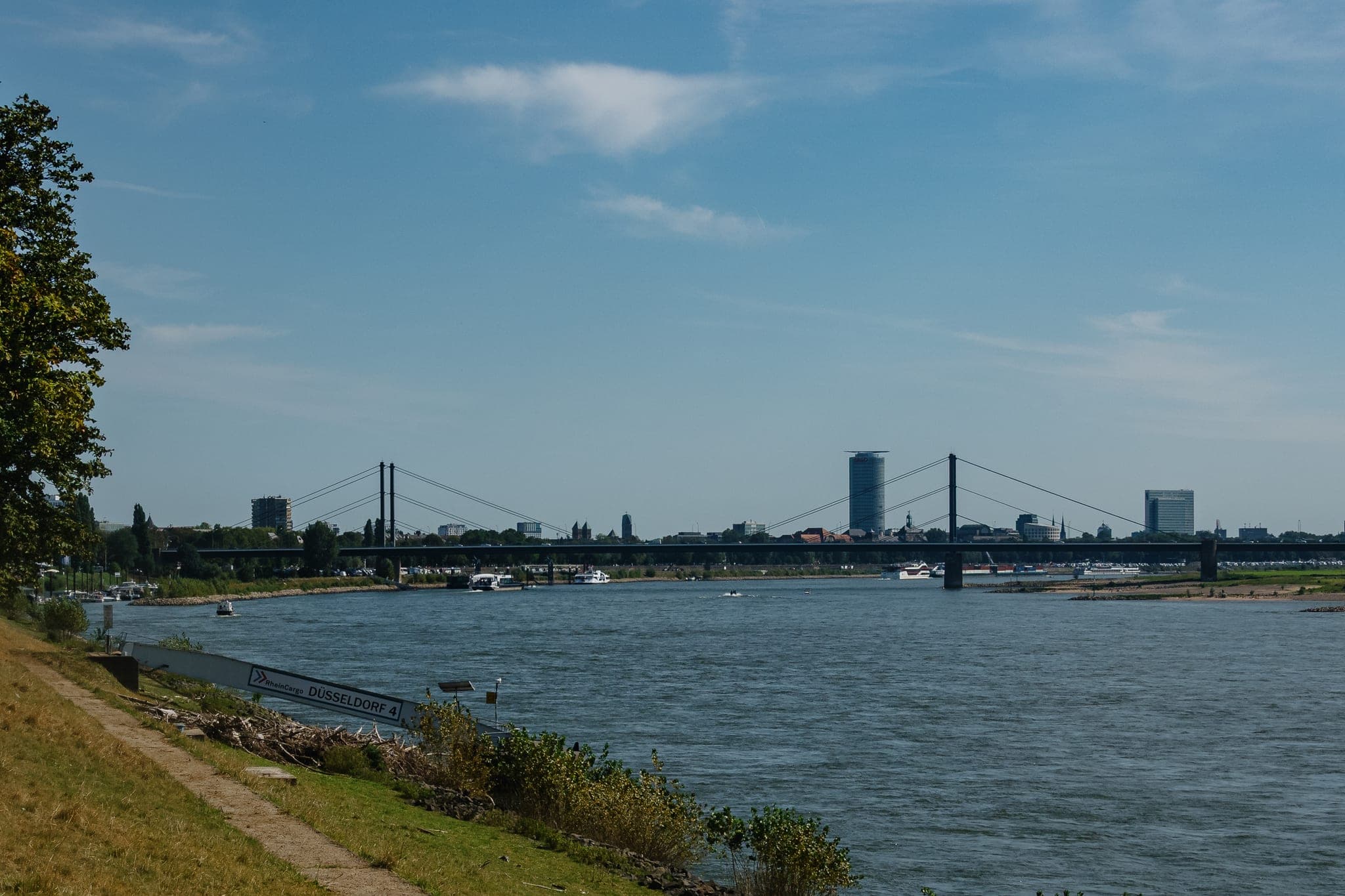 Rheinufer und Skyline von Düsseldorf