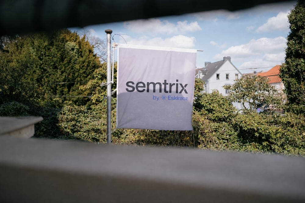 Semtrix-Fahne vor dem Büro in Essen
